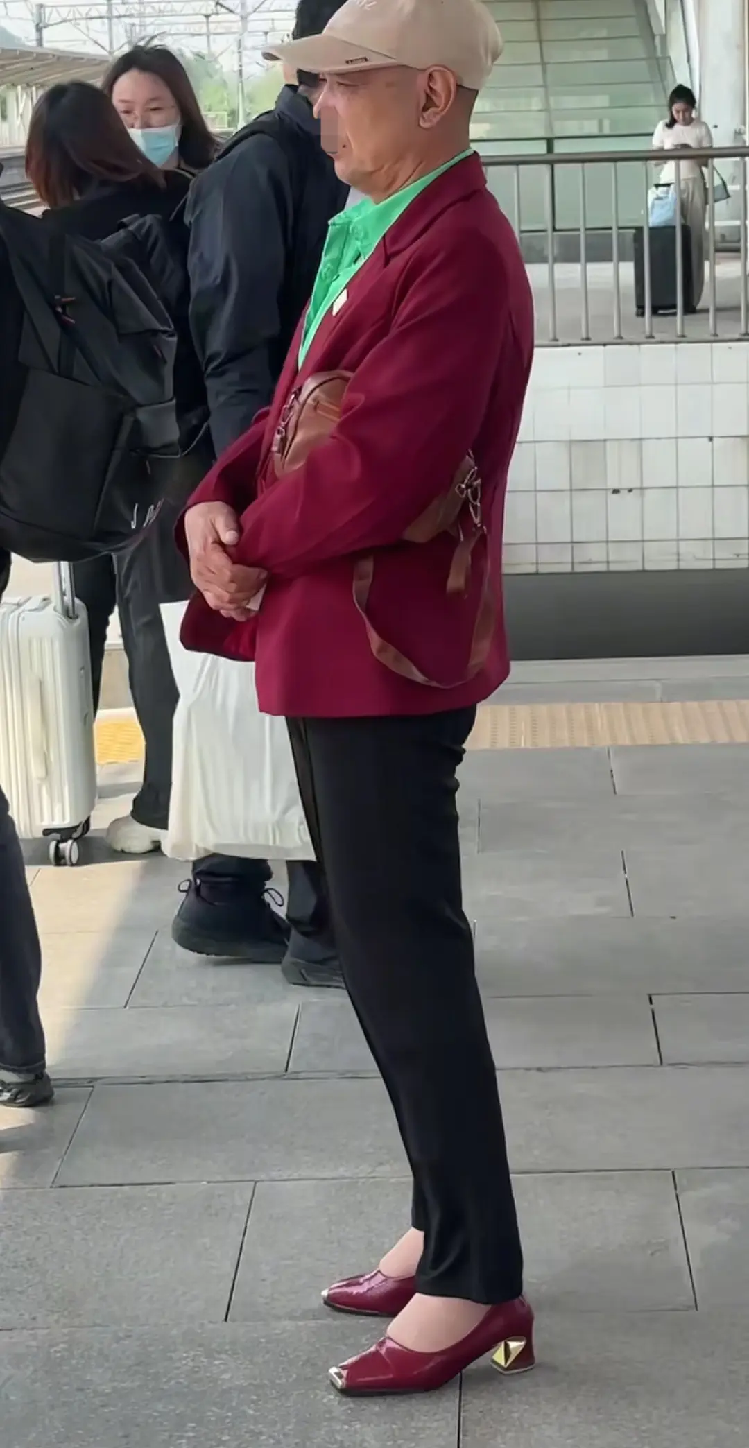 想问一下大家，现在有男式高跟鞋吗？