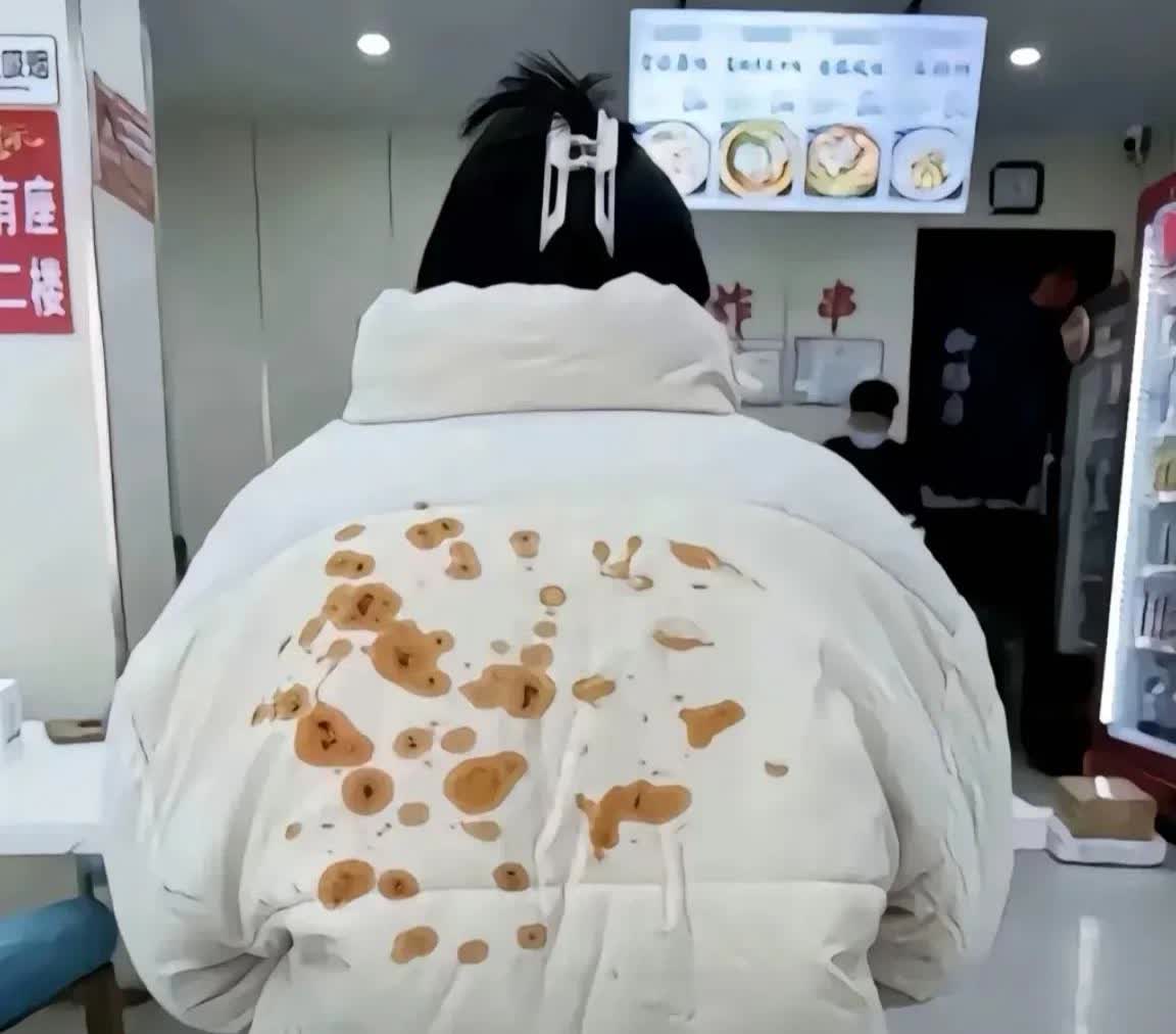 河北，一名男子晚上在面馆吃面时，不小心把汤溅到了前桌女孩的后背上，好在，前桌的女