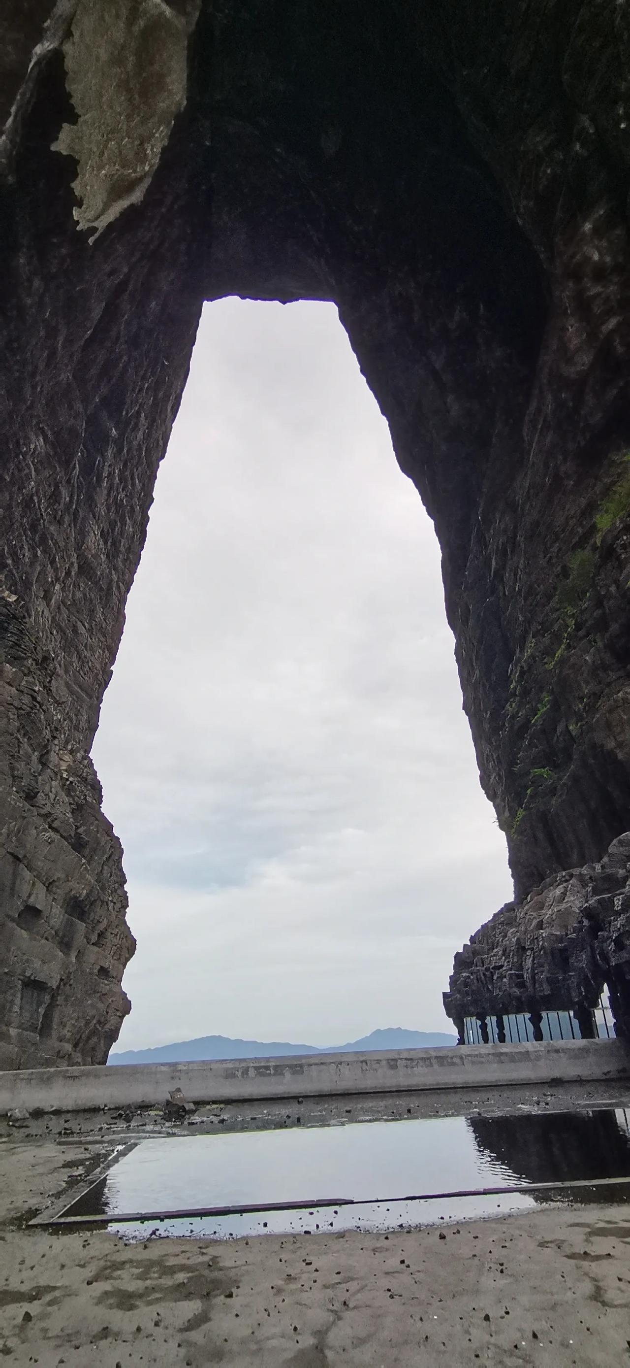 天门山因天门洞得名，这一世界最高海拔的天然穿山溶洞高131.5米、宽57米、深6