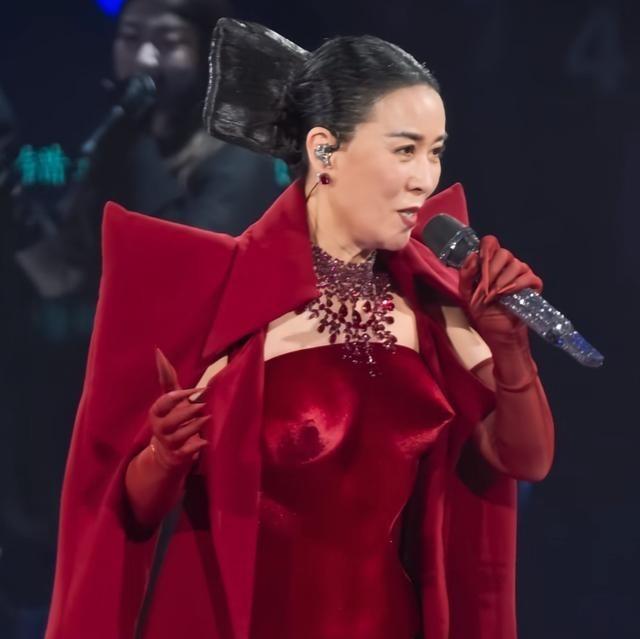 那英与刀郎的演唱会对比真的是“天差之别”，一个满是明星助阵，一个满是普通民众同