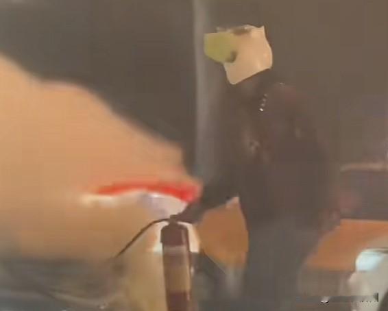 泰安外卖小哥救火，事后却遇到2件烦心事，网友直呼寒心了……1、外卖小哥被要