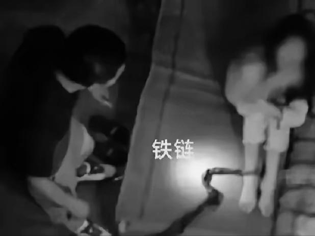 2011年，四川资阳，赵品刚把小雯塞进自家地下暗室，铁锁链拴了158天！老婆
