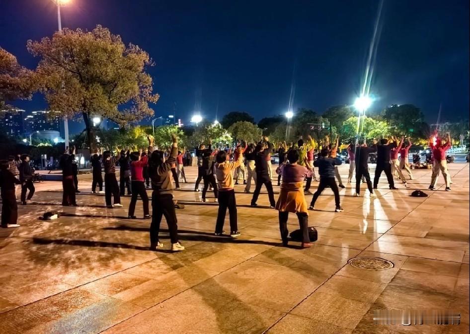 人到中年才顿悟：过度养生最伤身，好好活着，从来不是拼命锻炼观察小区里形形色