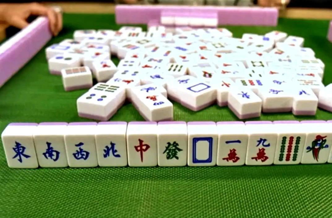湖南常德，一男子患了“怪病”：只要他一打牌，整个人就四肢疯狂抽搐、口吐白沫，每次
