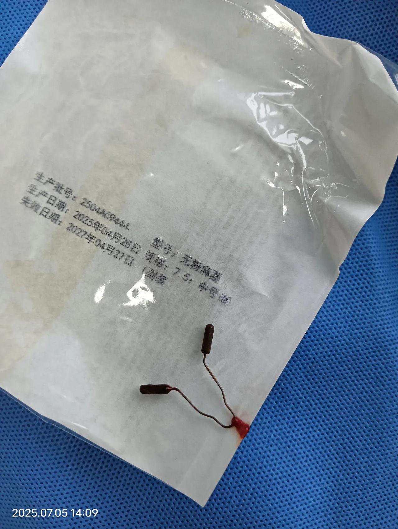 外面瓢泼大雨，我独自在阴暗的妇科诊室门口徘徊了两三分钟，然后我做出了一个重要决定