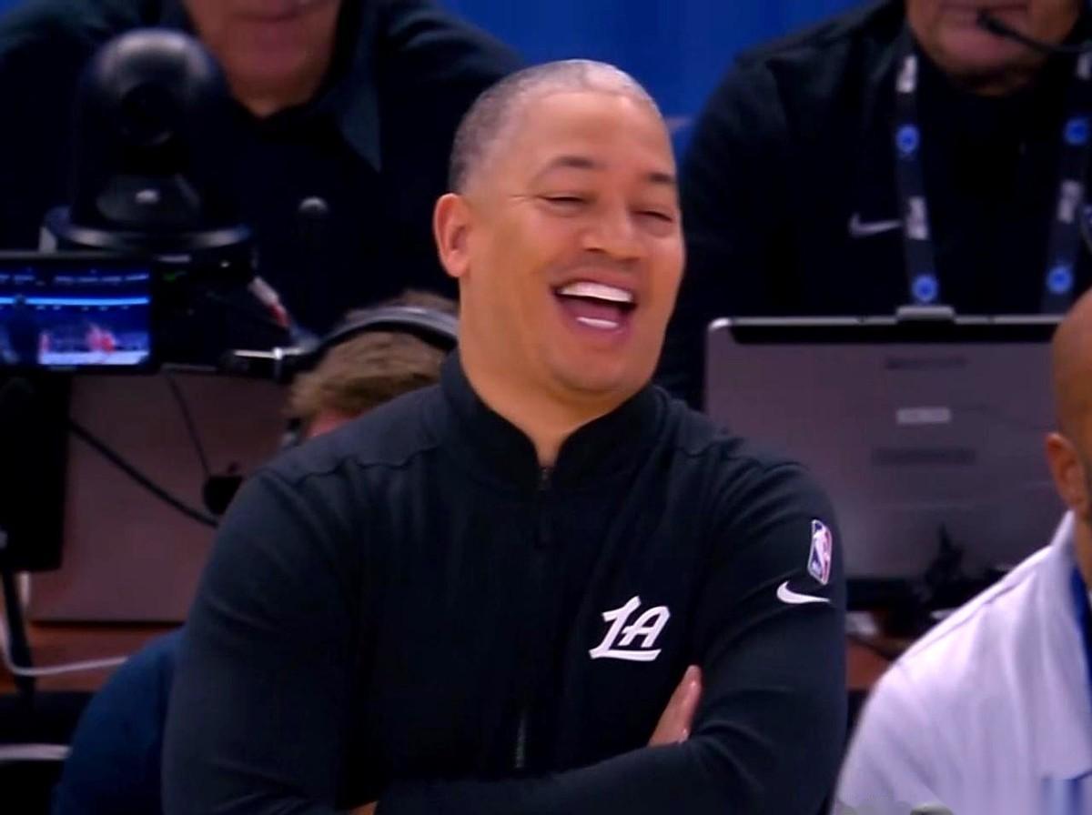 看球最憋屈的是什么？就是你眼睁睁看着场上是4打5。有一个人，站在那儿，对手直