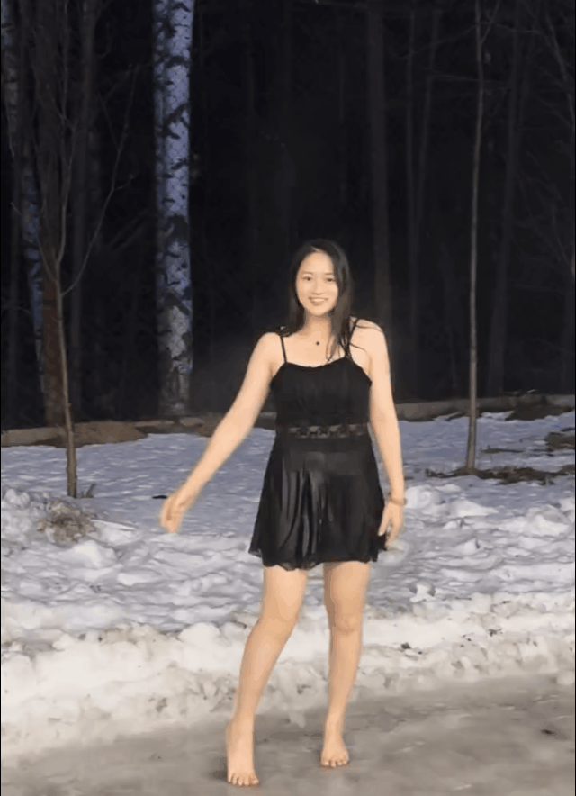 冬天里泡过温泉，走到雪地里面，真是不怕冷啊！