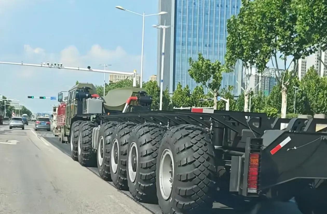 路上遇到一种非常庞大的6×6特种越野底盘的运输车，看它驾驶室的巨大凹陷形，应该是