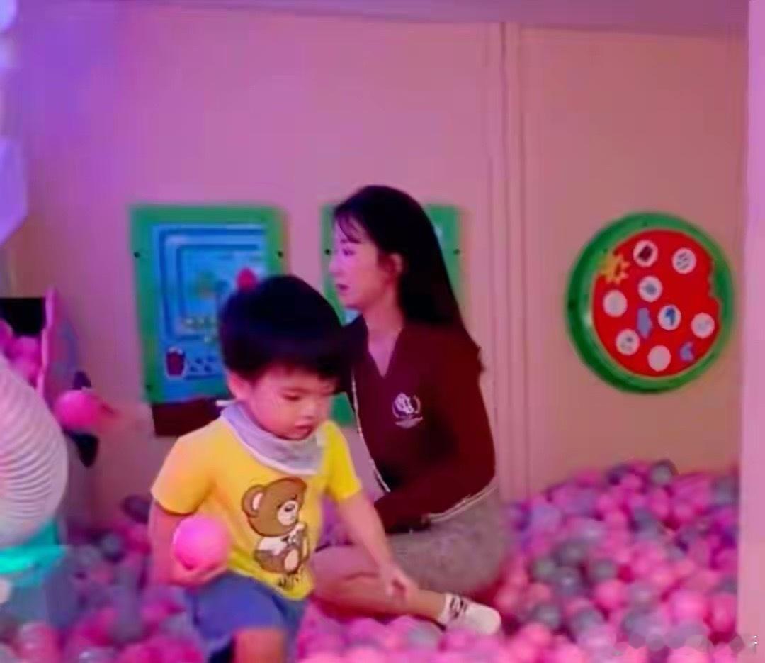 李念在美国带小儿子到游乐场玩，儿子的颜值很高，长得非常可爱。