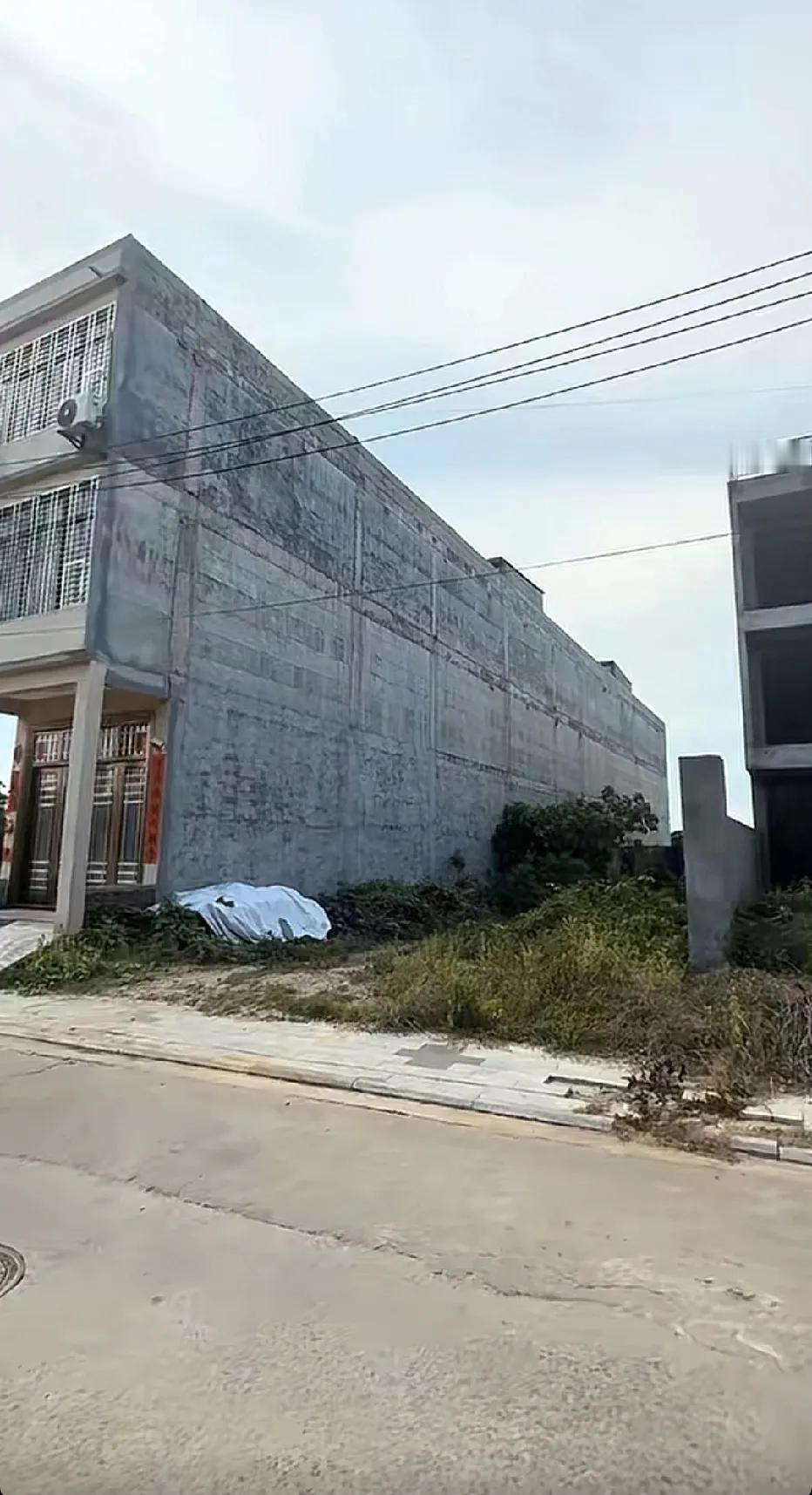 这种房子这样盖是为什么？都是“一长条”的，里面很长，外面的门面不宽，这是为啥，难
