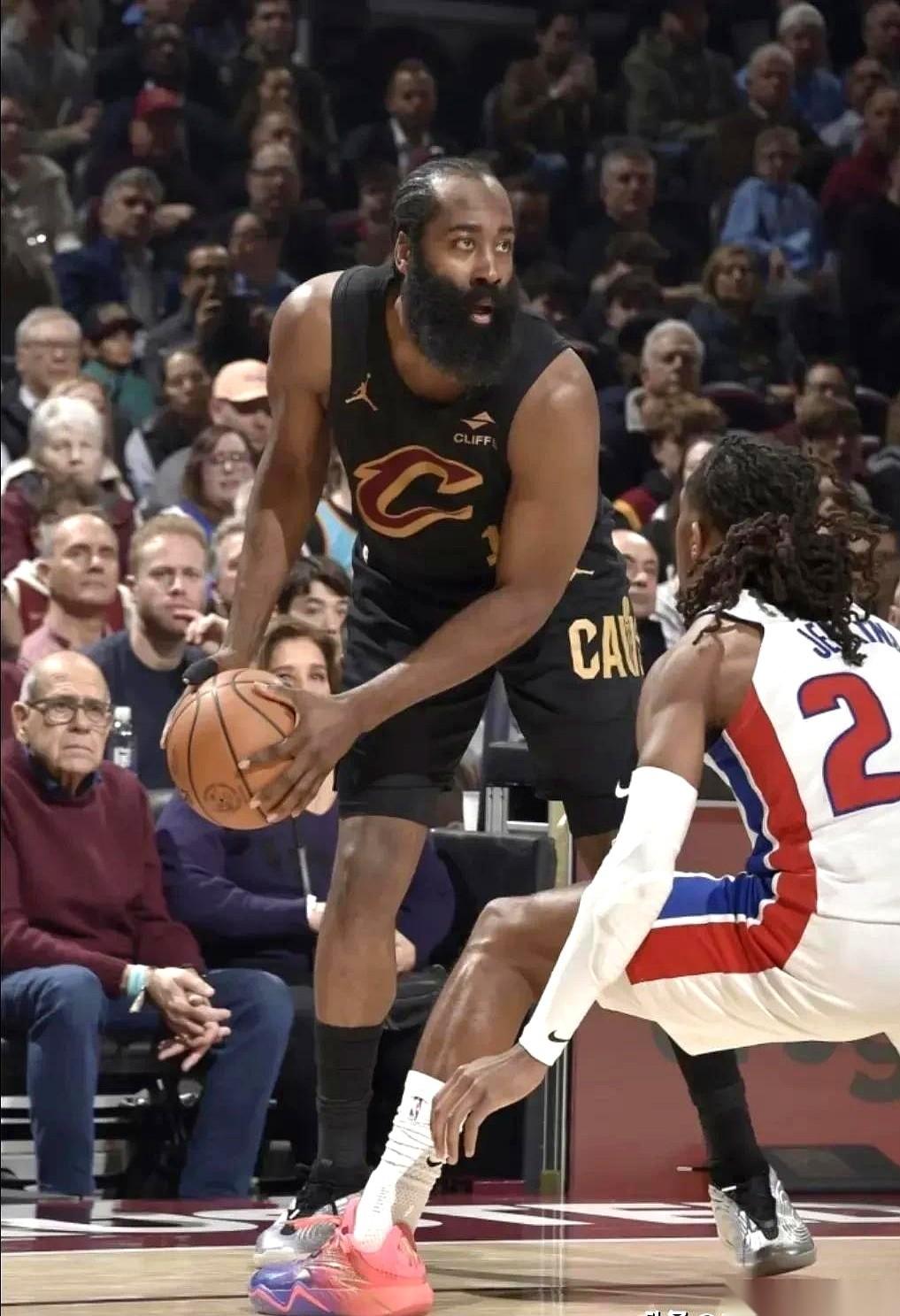 热火队8个人得分上双，却没有一个人上20分，反而把骑士队按在地上打了一顿。这球