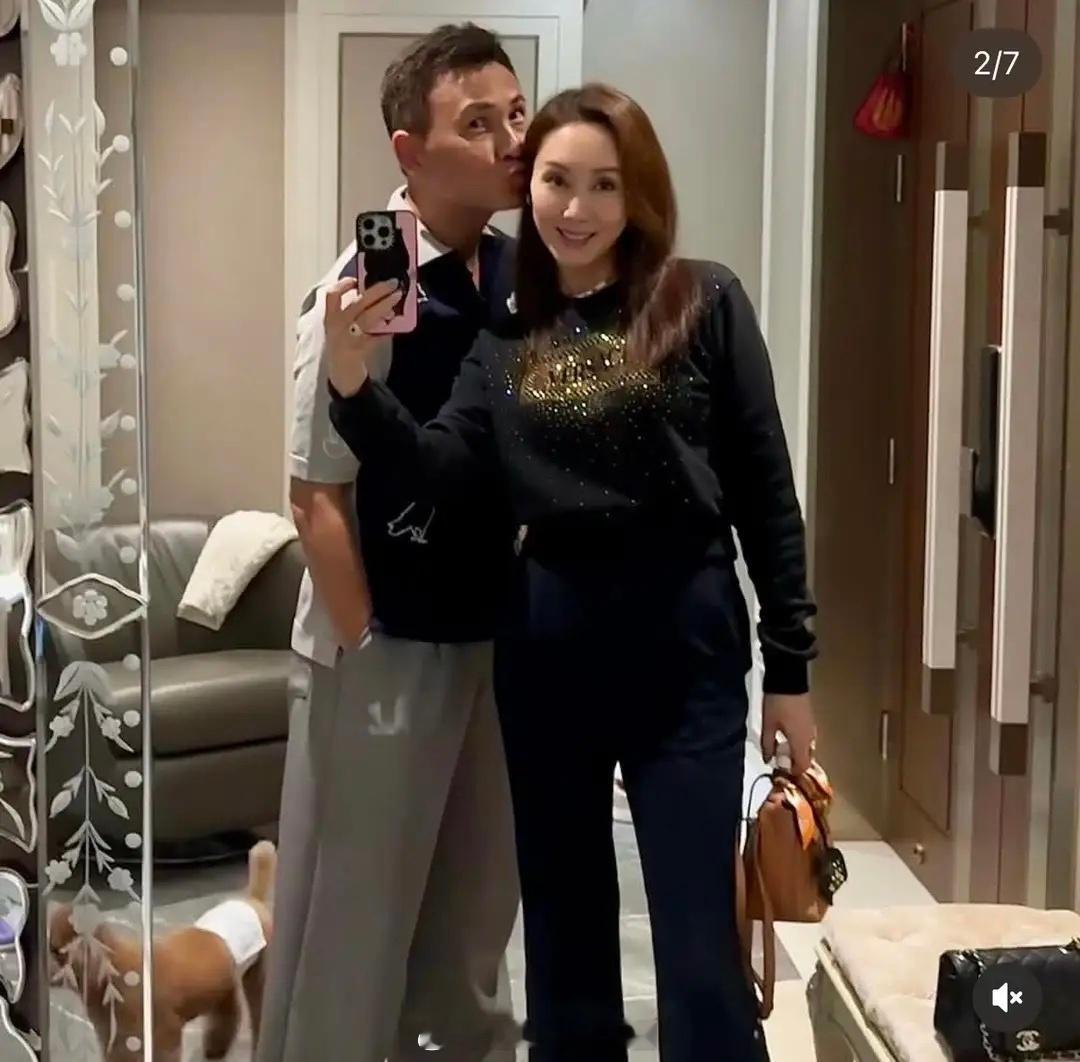 郭可盈夫妇庆祝相恋31周年，16岁女儿也在，身高超母亲样子像父亲！