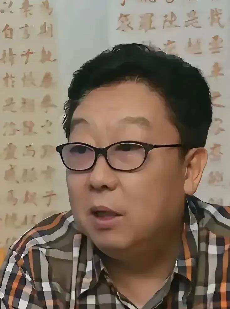 郑健，也评德云社！郑健也是一个体制内的相声演员，作品不多，也没啥出彩的东