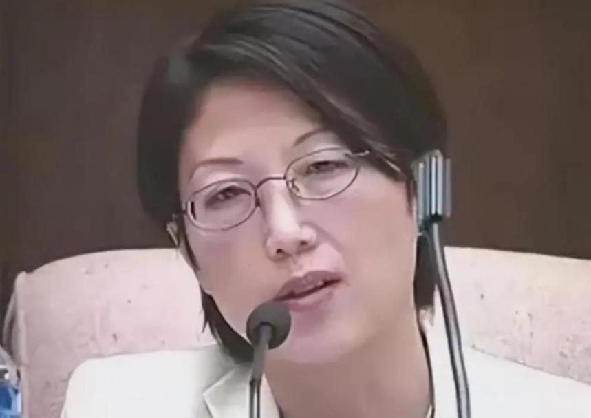 手握美国绿卡的高瞻，带丈夫和五岁儿子回国探亲，就在北京机场准备坐飞机离开时，被国