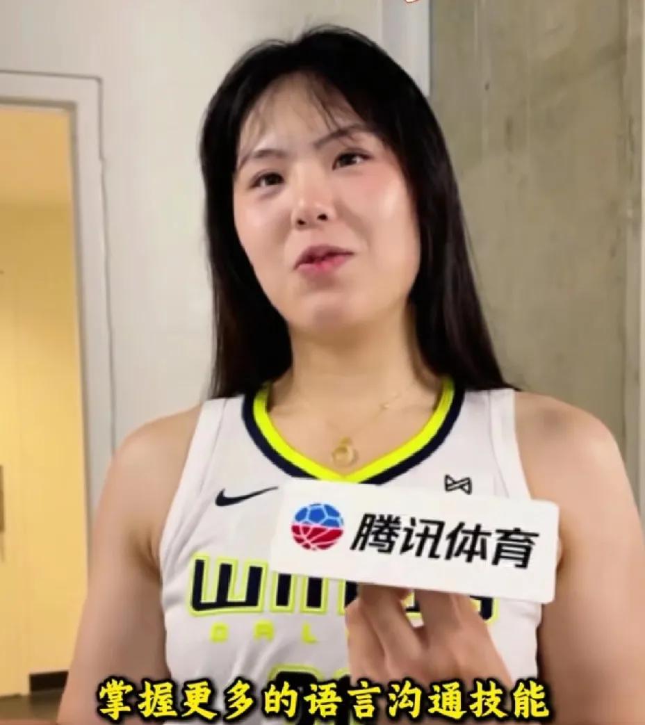 李月汝给杨瀚森支招如何提高英语水平：多跟别人瞎说。李月汝在接受采访时说：“我的