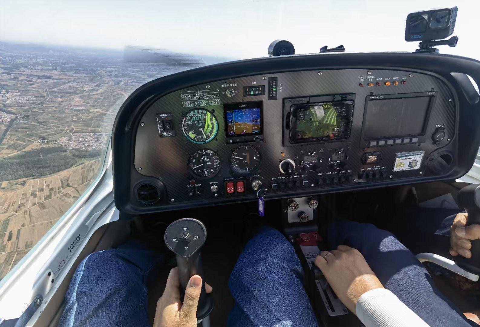 看到几个汽车博主在学开飞机，想到几年前我也试驾过一次小飞机，说实话挺惊吓。先说那