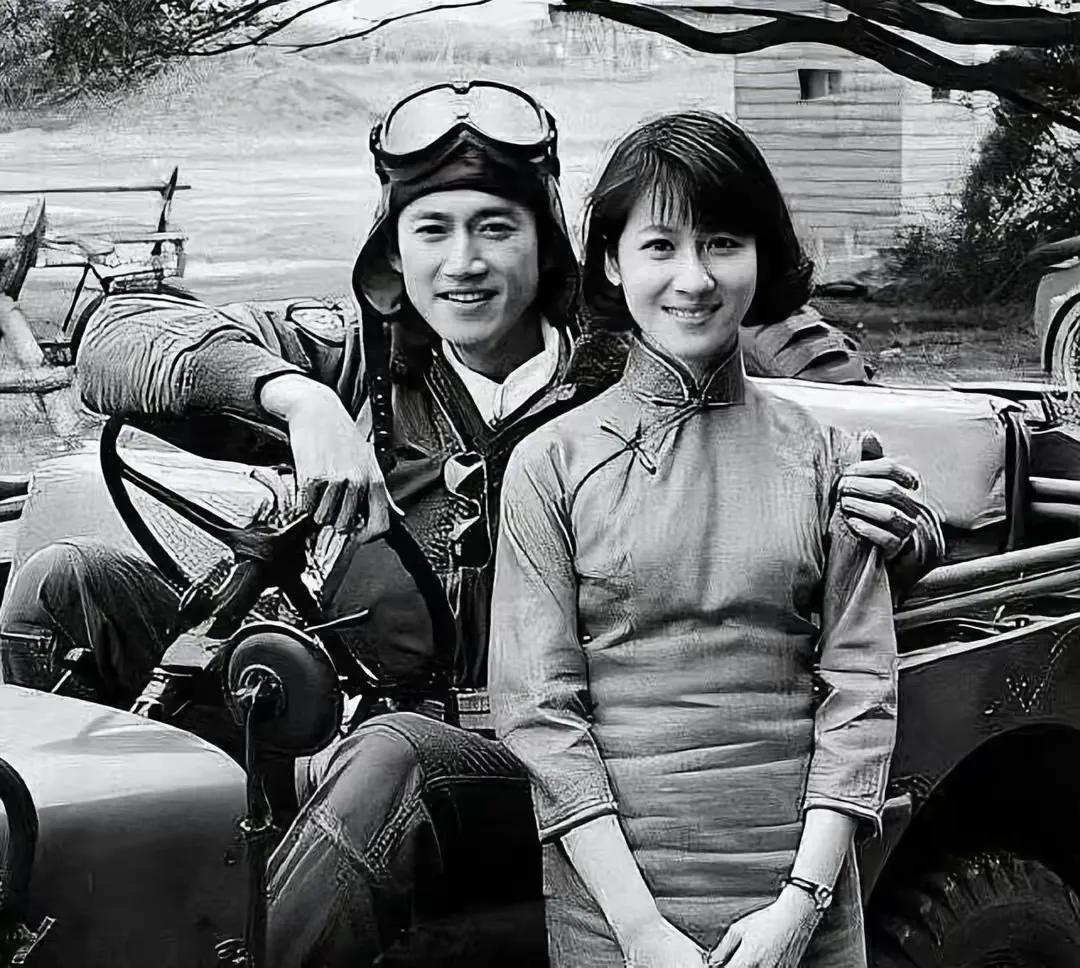 1999年，75岁的台湾女作家齐邦媛回到南京，在刻有“张大飞”名字烈士墓前嚎啕大