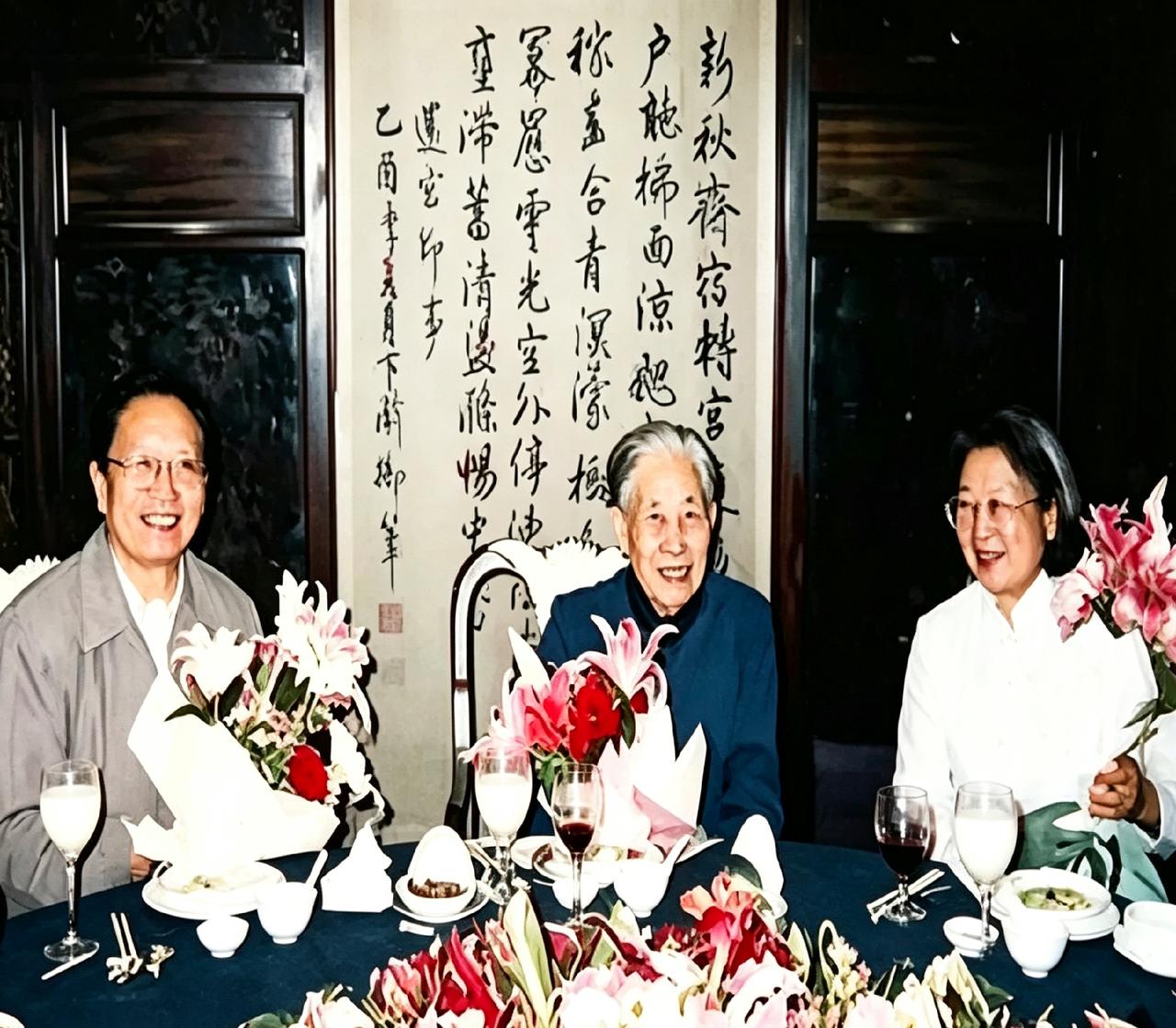 翻出一张04年的老照片。那会儿王光美做东请客，李讷李敏姐妹俩都在场。没别的，就是