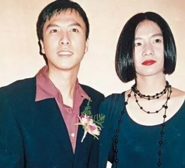 1994年，梁静慈与结婚仅1年的甄子丹离婚不久后，却发现自己怀孕了。可没想到，甄