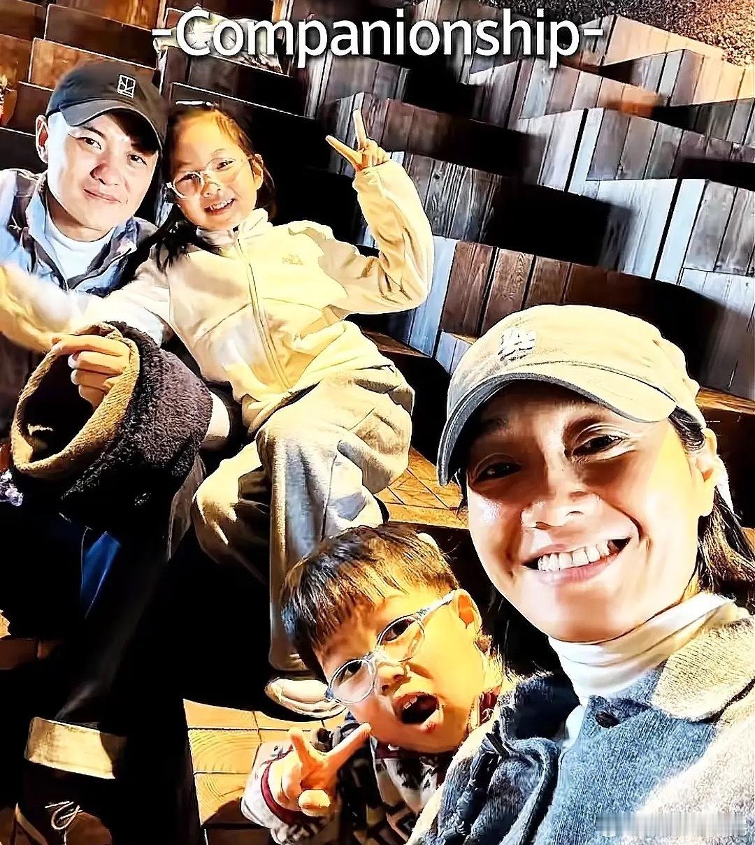 朱丹晒一家四口，全素颜不p图，脸上的皱纹好真实！5岁二胎儿子和周一围长得一模一样