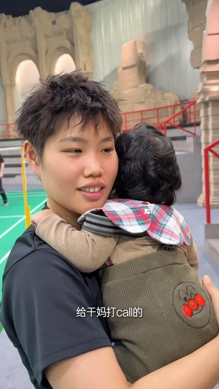 这里有两个人都很萌）黄东萍什么时候抱我这个几百个月的宝宝