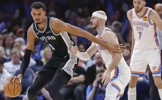 雷霆VS马刺半场战报！压力山大和文班对飙太精彩。北京时间1月14日，西部第一