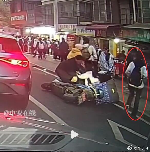 家长在主路上违停，后排的孩子“开门杀”撞倒了旁边经过的电瓶车，结果孩子一眼都没看