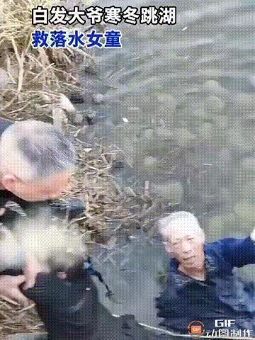 河南南阳一处公园内，一个女孩独自在桥上玩耍时，不慎从栏杆缝隙处掉进湖里，这一幕被