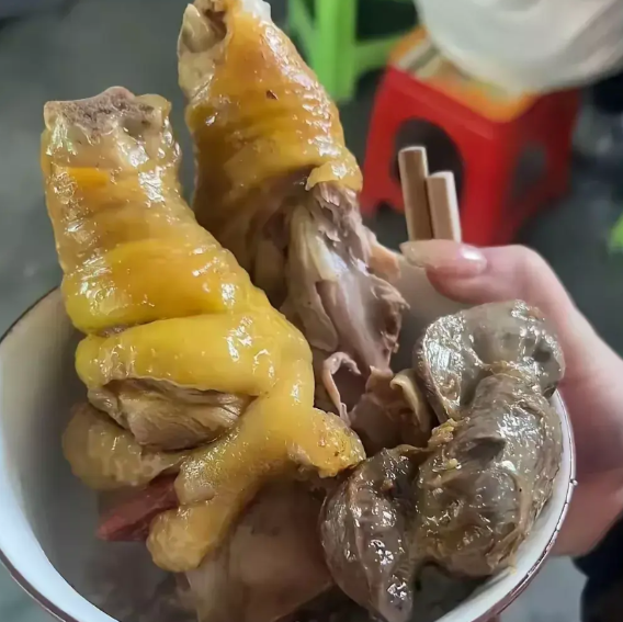广东佛山，有一名女子得知同事回清远老家祭祖，听说他家里养了很多土鸡，他们家的土鸡