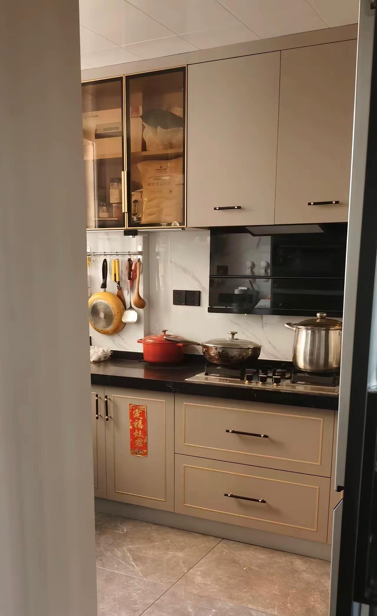 我的小公寓，一直租给一个年轻姑娘，月租1800，她住两年一直挺省心，昨天突然找我