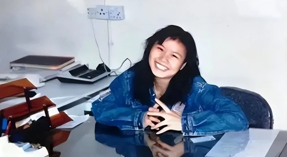 晚宴上，坐在库克和马斯克中间的人叫做周群飞，生于1971年，15岁就去深圳打拼，