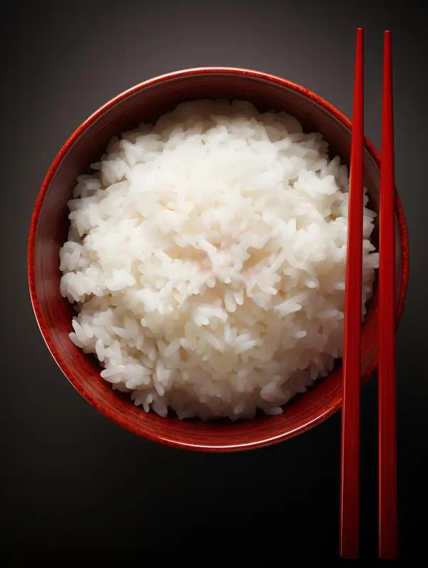 米饭和馒头哪个升血糖更快，还真得说道说道。一般来说，同等重量下馒头升糖更快。馒头