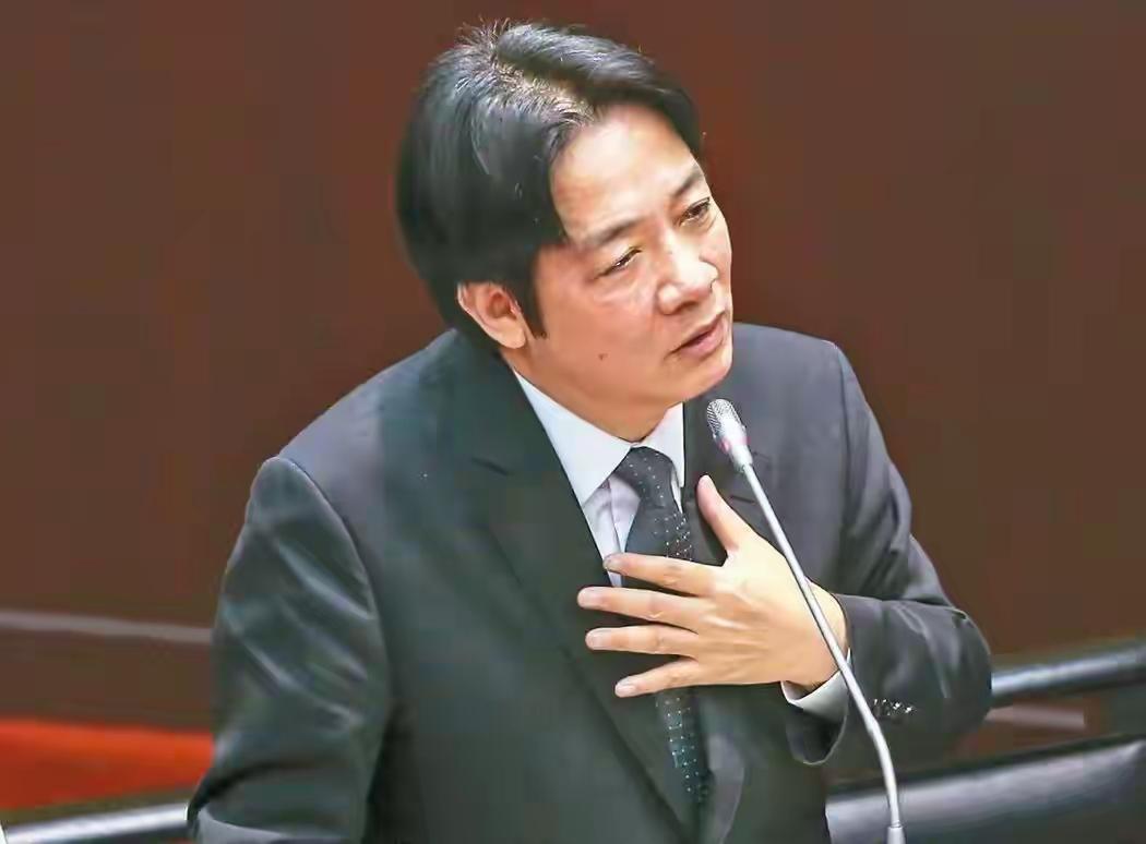 赖清德被电到了2026年4月15日，民进党中执会后的记者会上，赖清德正要对着