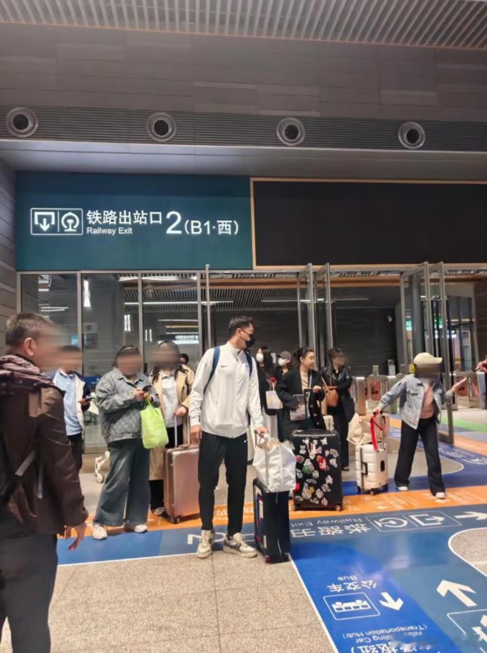 王雷和妻子从老家返京，胸肌饱满很有男人味，与李小萌年龄差明显！！！​​​