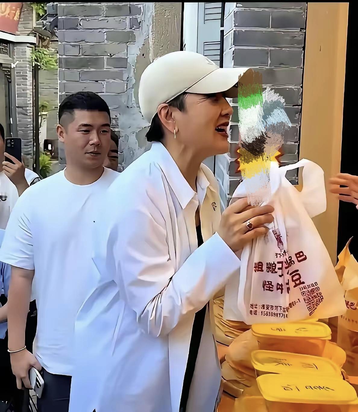 演员张凯丽拍戏小摊上买锅巴，摊主客气不要钱，她直接把东西拎走张凯丽最近因为一件