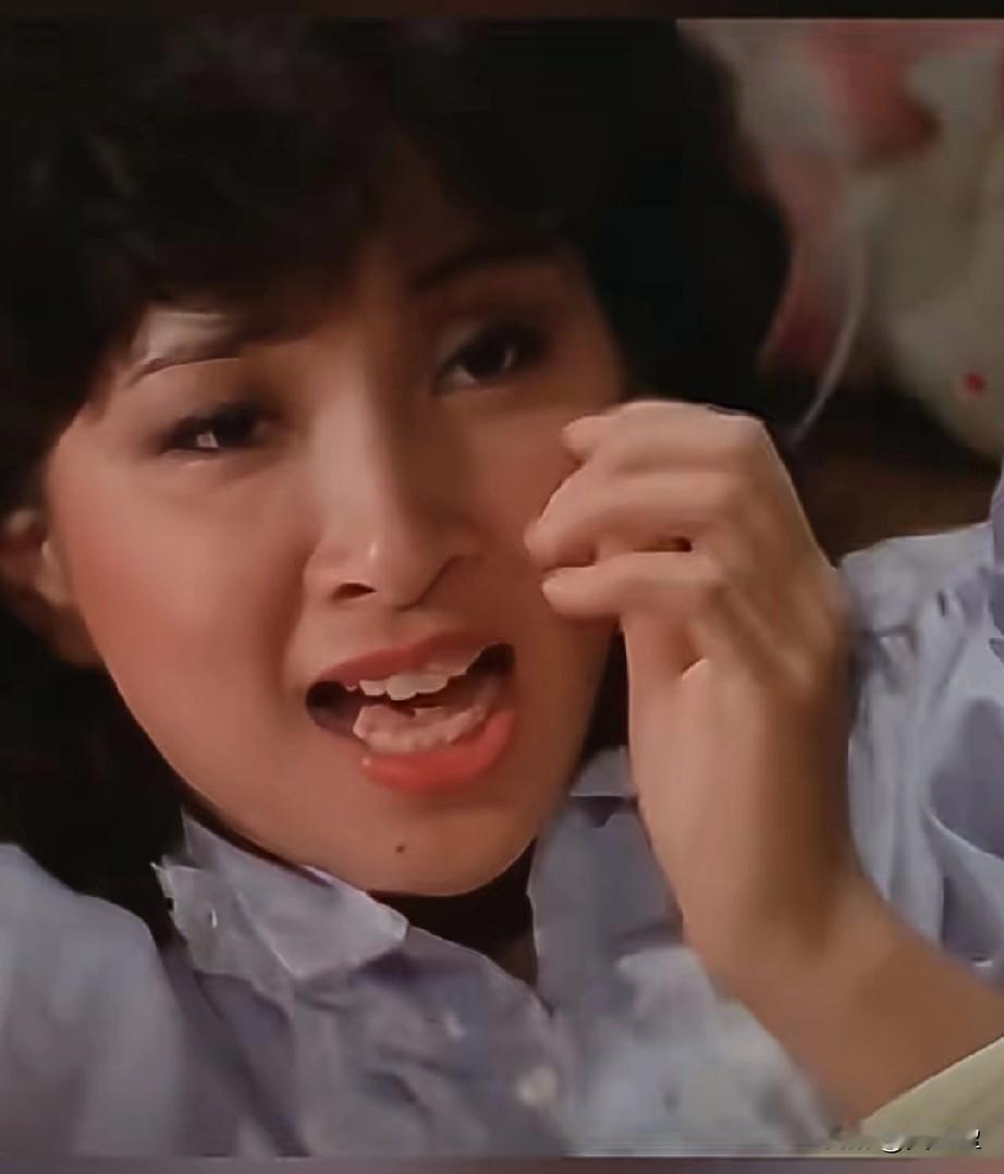 她是周润发的默契搭档，万梓良赞不绝口的古装女神。眉眼如画，英气飒爽，风姿不输翁美