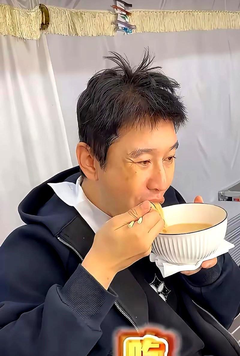 发际线悄悄撤退，不是颜值问题，是命在报警。熬夜加班，现在被国家卫健委点名了——