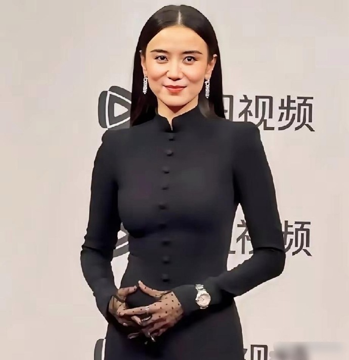 宋佳还是太照顾后辈了。这次星光大赏走红毯，宋佳的打扮实在太低调了，她招牌式的