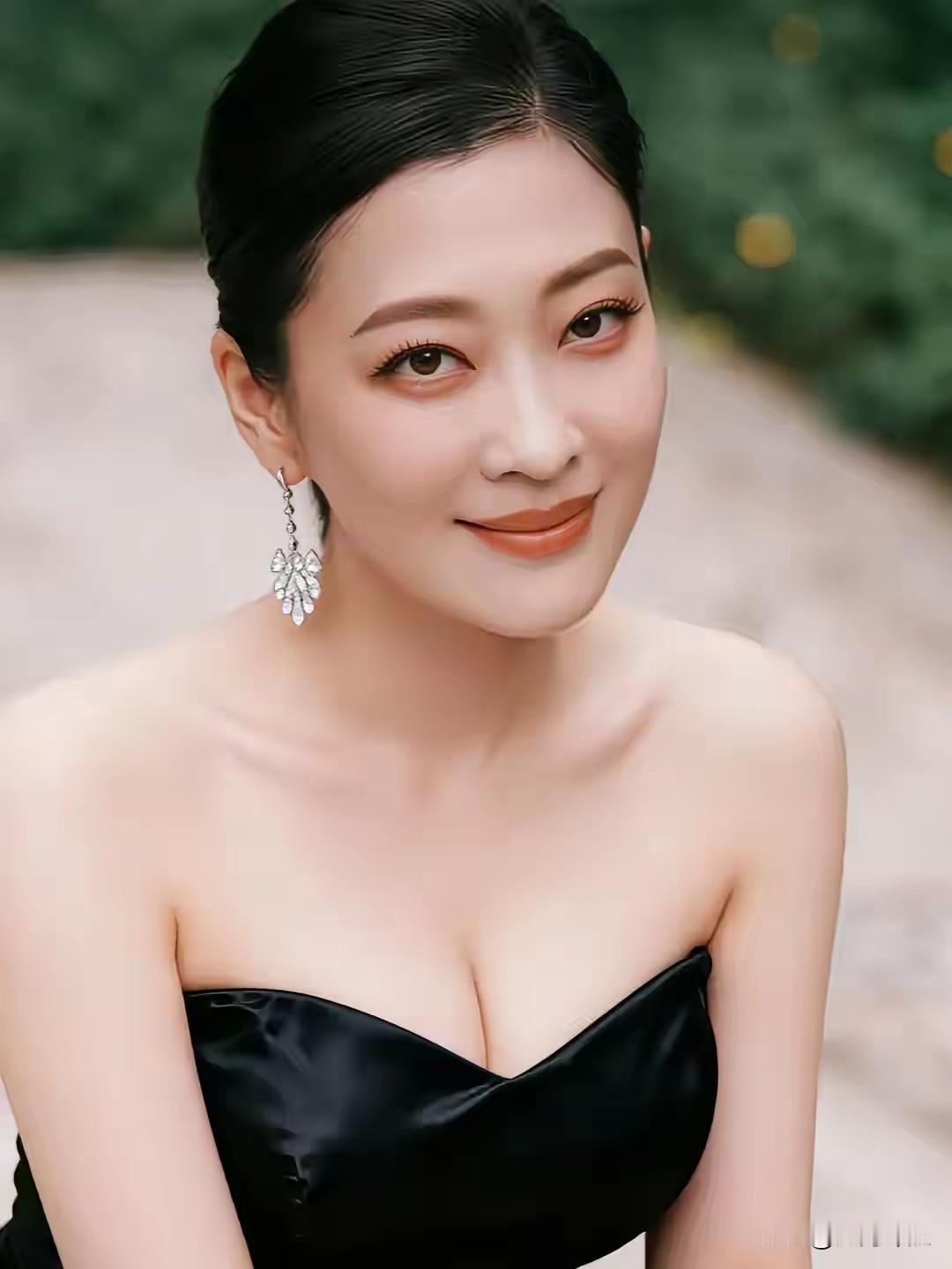 中国文艺评论家如此评价演员梅婷！这位评论家用了8句藏头诗诗来评价梅婷：梅婷演
