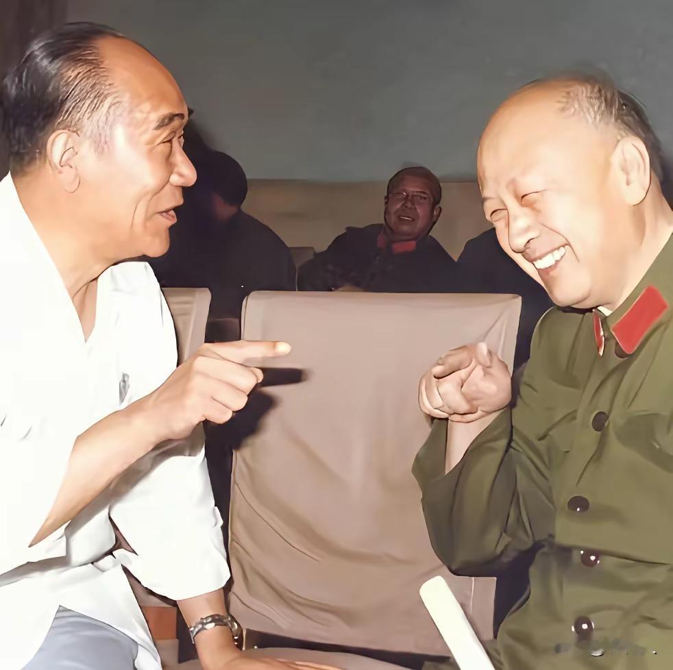 关系千般好，侯老和钱老。谈笑多投缘，人才皆是宝。