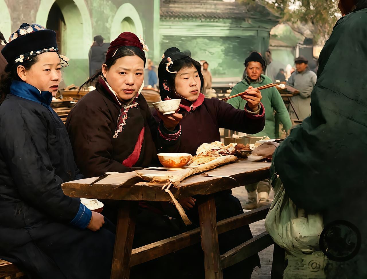 这是百年前旗人姑娘逛‌庙会时到了饭点坐下吃小吃。当年，不论是上层达官显贵之家，还