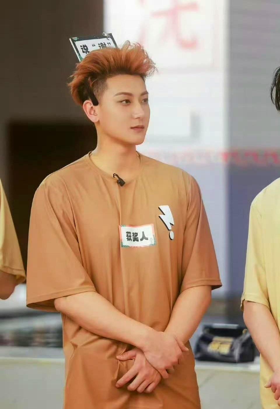 2亿人围观黄子韬“光腚”搓澡，本人连夜求饶。哈尔滨，零下三十度，澡堂里热气