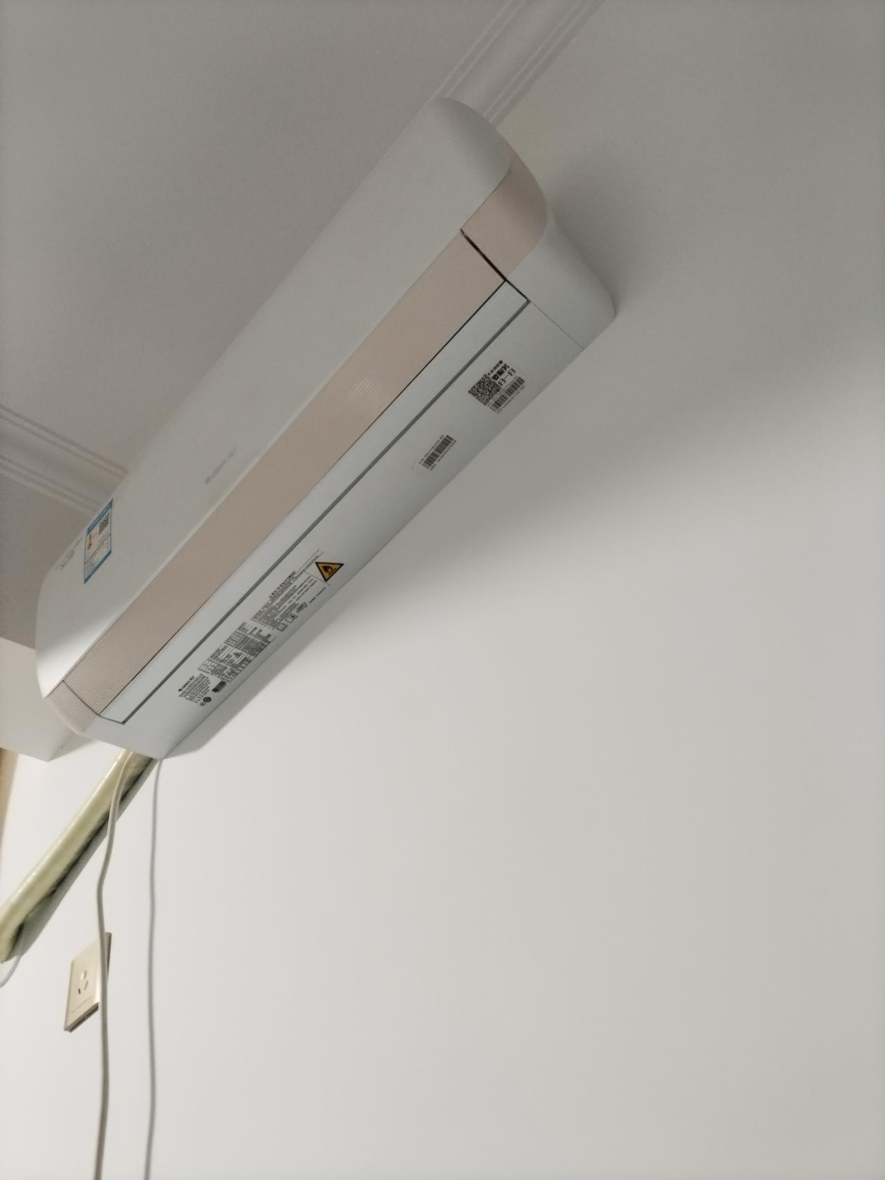 虽然现在室外寒风凛冽，气温也降下了零下一两度，这个空调也具备冷暖两种调节功能，可