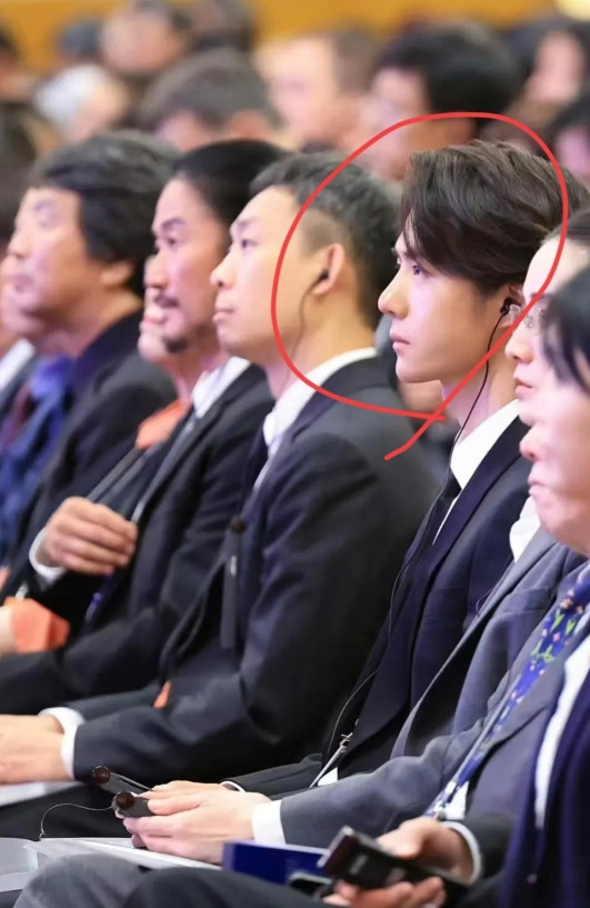 王一博就活该他越来越红仅仅这一个动作，瞬间就“暴露”了他的人品！王一博参加