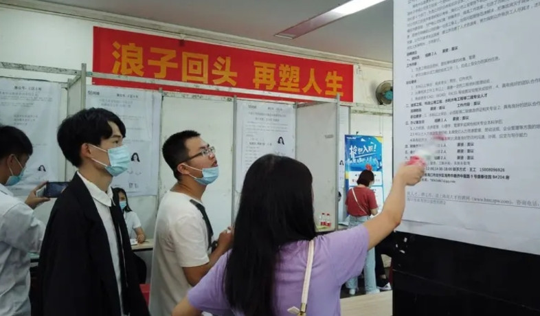 今年估计很多应届毕业生要梦碎了，没出校园以前都幻想着工资一两万起步，等真正到了社