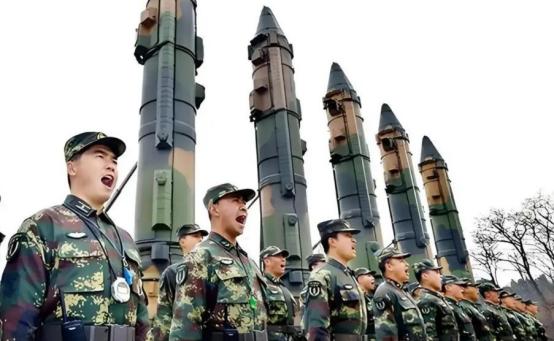 东部战区导弹全时竖起，很多人以为这是战术上的“泄密”，是等着挨炸的活靶子。错了！