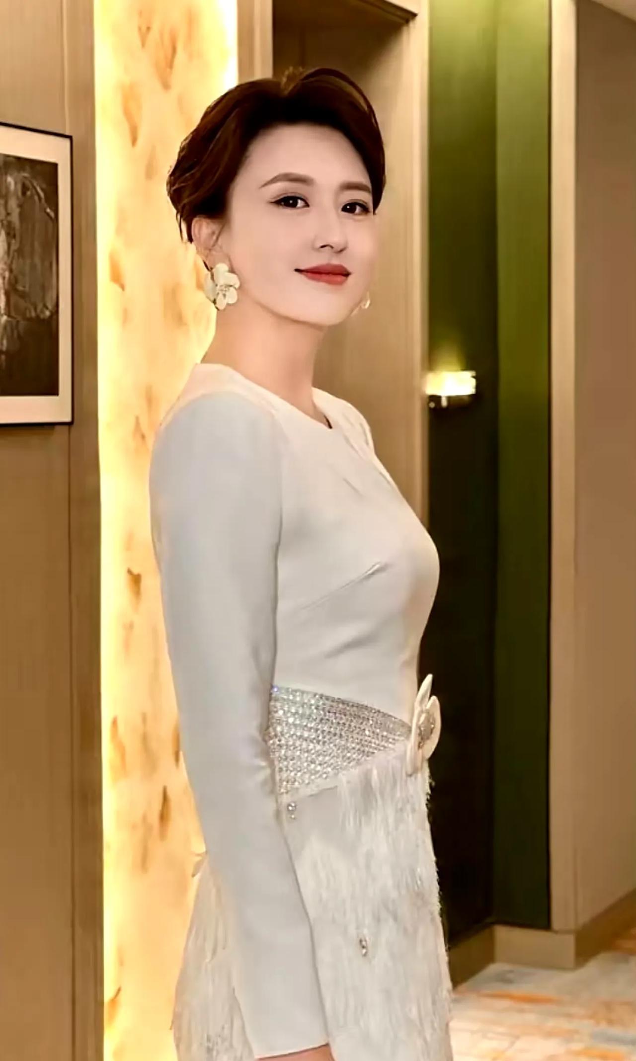 她才是央视第一美女主持，董卿和她比颜值都差一大截，身材也是差很多，不过她确实没有