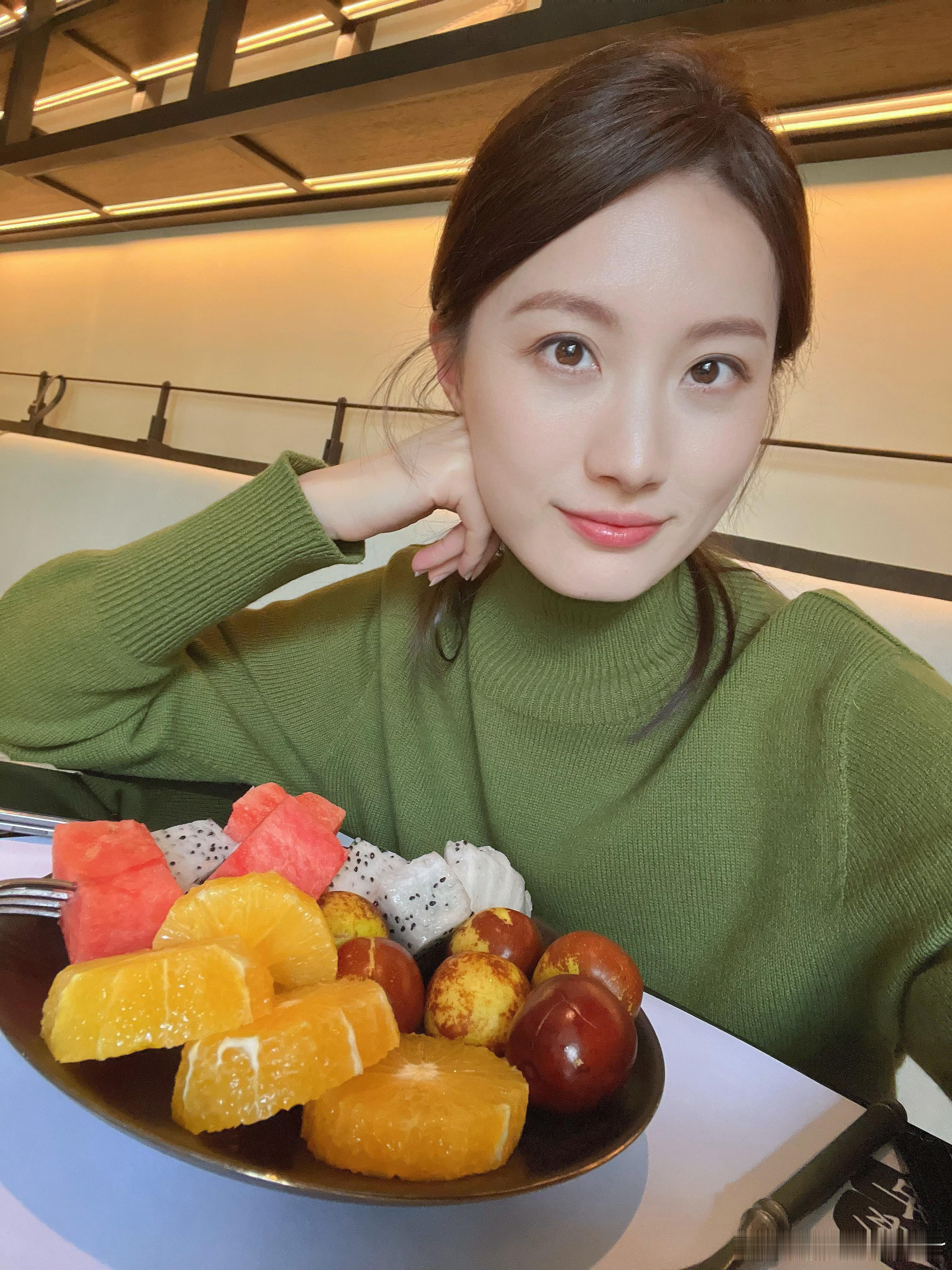 午饭吃完一盘子饭菜又来一盘子水果同事不相信这是我一人份吃完证明一下[doge]