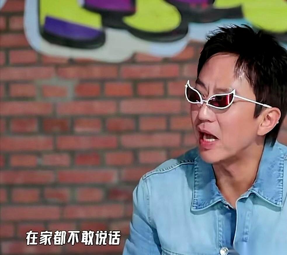 我勒个去，邓超这哥们儿，真是把“妻管严”这事儿玩出了新高度啊！刚刷到他一个采访，