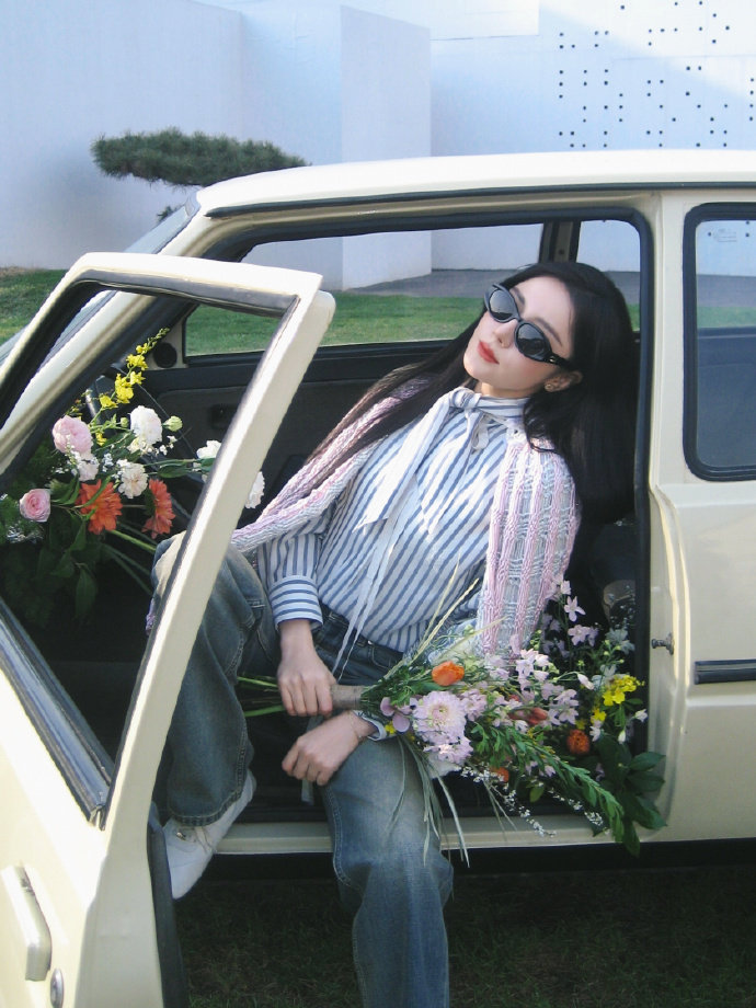 迪丽热巴条纹衬衫针织披肩迪丽热巴条纹衬衫针织披肩，申请坐迪丽热巴的副驾，这个迪